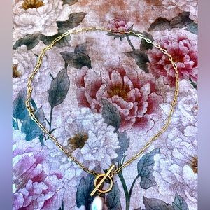 Gold necklace with pearl